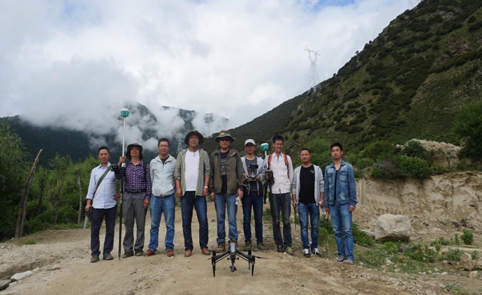 科技攻克险阻，无人机飞越藏中“电力天路”