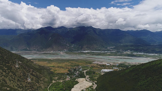 科技攻克险阻，无人机飞越藏中“电力天路”