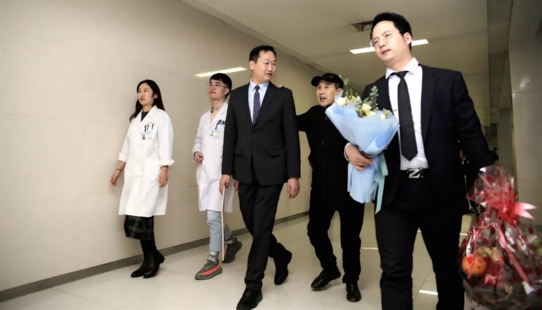 我们是一家人——成蜀电力集团工会主席张辉一行携爱心款慰问陈显达