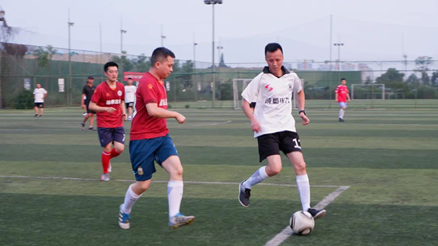 以球会友，成蜀电力集团与中国银行青羊支行开展足球友谊赛