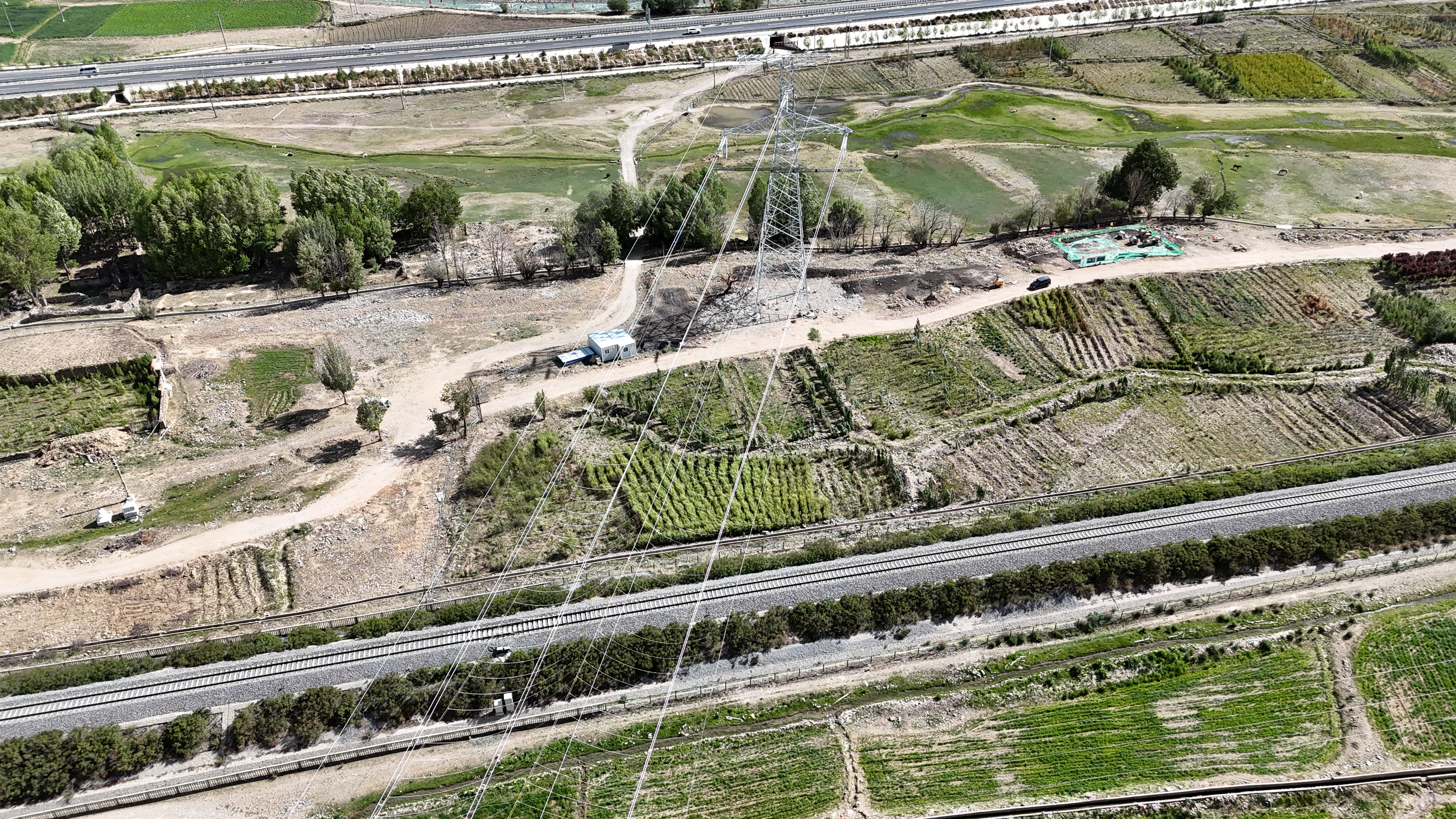 拉萨市堆龙德庆220千伏新能源送出工程顺利完成集中跨越