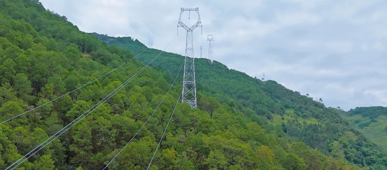 云南丽江白草坪光伏220kV输电线路全线贯通，再添“绿色电力动脉”