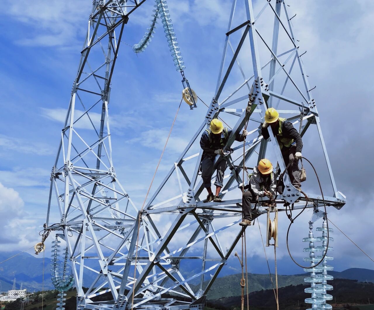 云南丽江白草坪光伏220kV输电线路全线贯通，再添“绿色电力动脉”