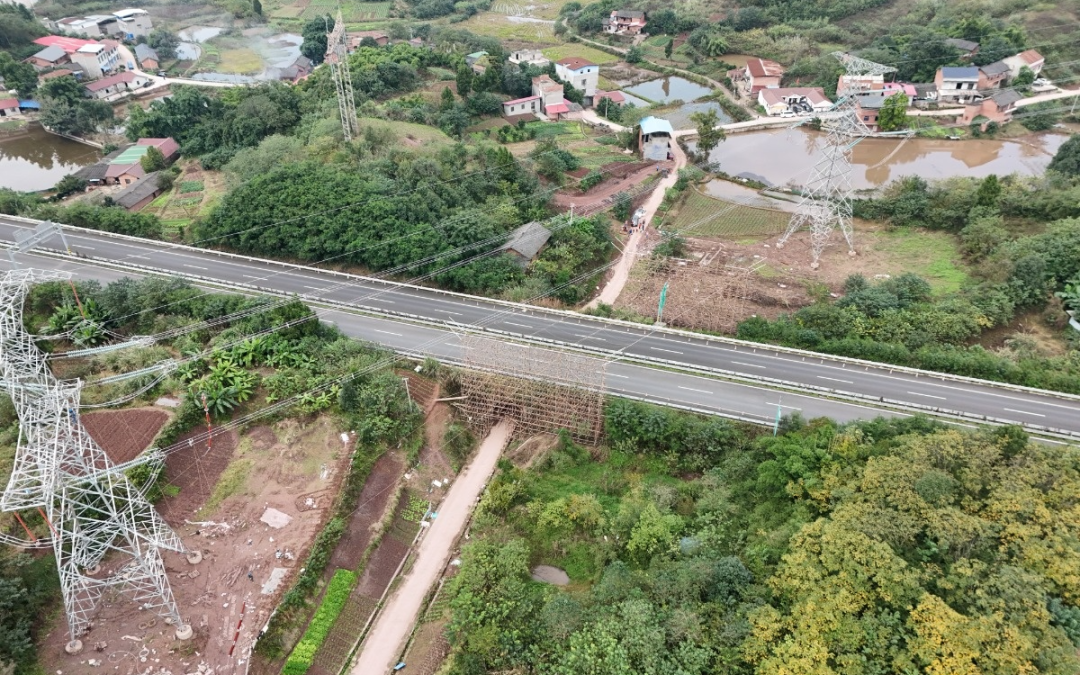 内江过境高速500kV洪遂线迁改工程圆满竣工 为电网与交通系上“双保险”